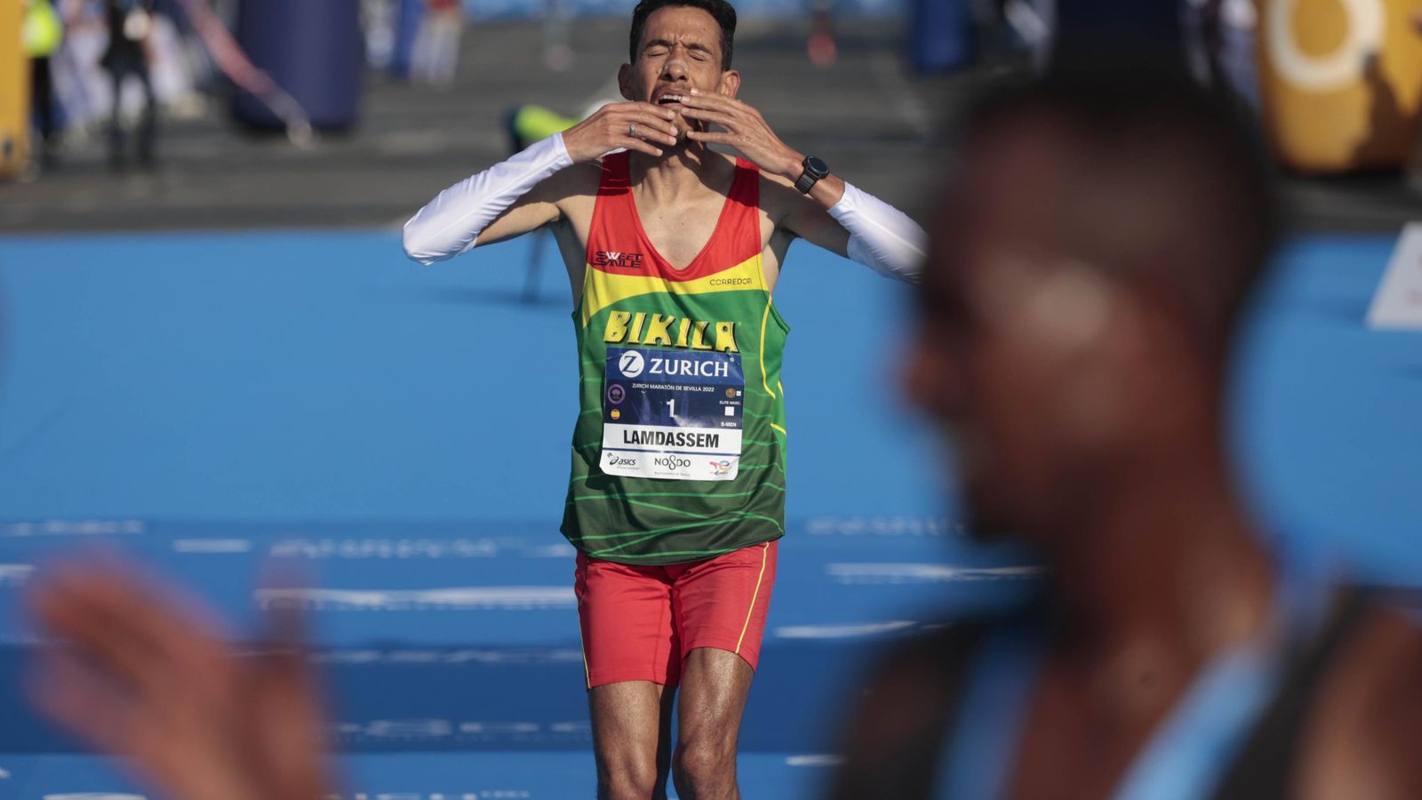 Ayad Lamdassem entra en la meta saludando al público presente.