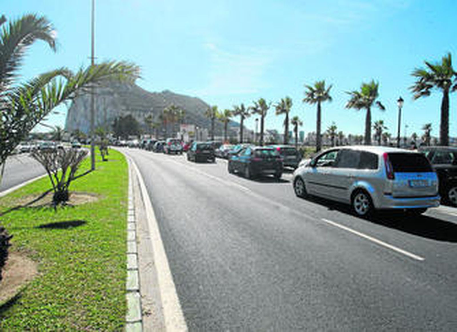 Imagen de vehículos haciendo cola para acceder a Gibraltar.