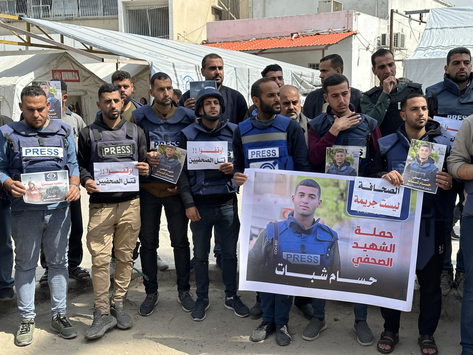 Varios periodistas se manifiestan por el asesinato, en marzo, de un periodista en un bombardeo en el norte de Gaza.