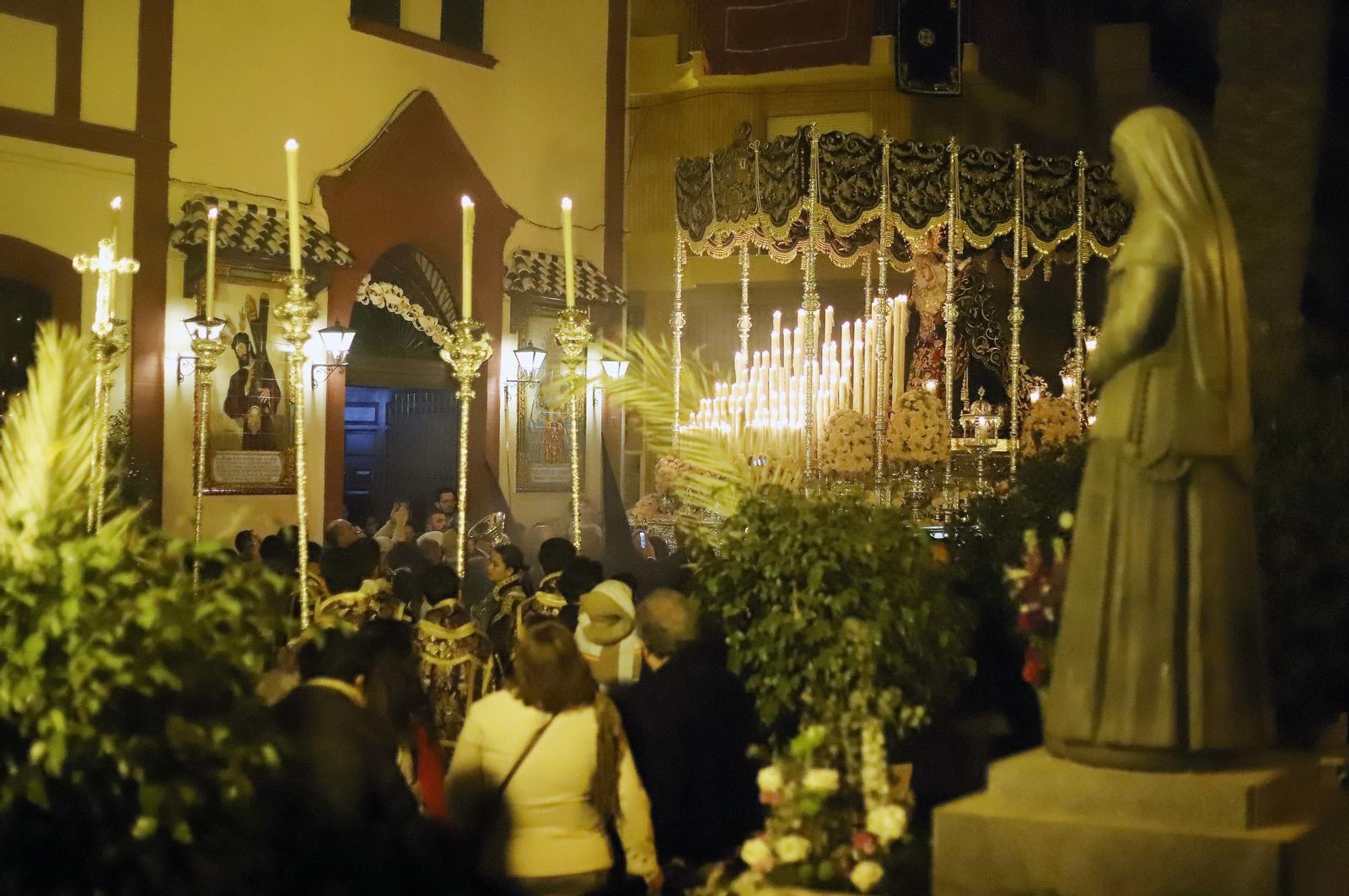 La Hermandad El Nazareno en la madrugá de la Semana Santa de Huelva 2023, en imágenes