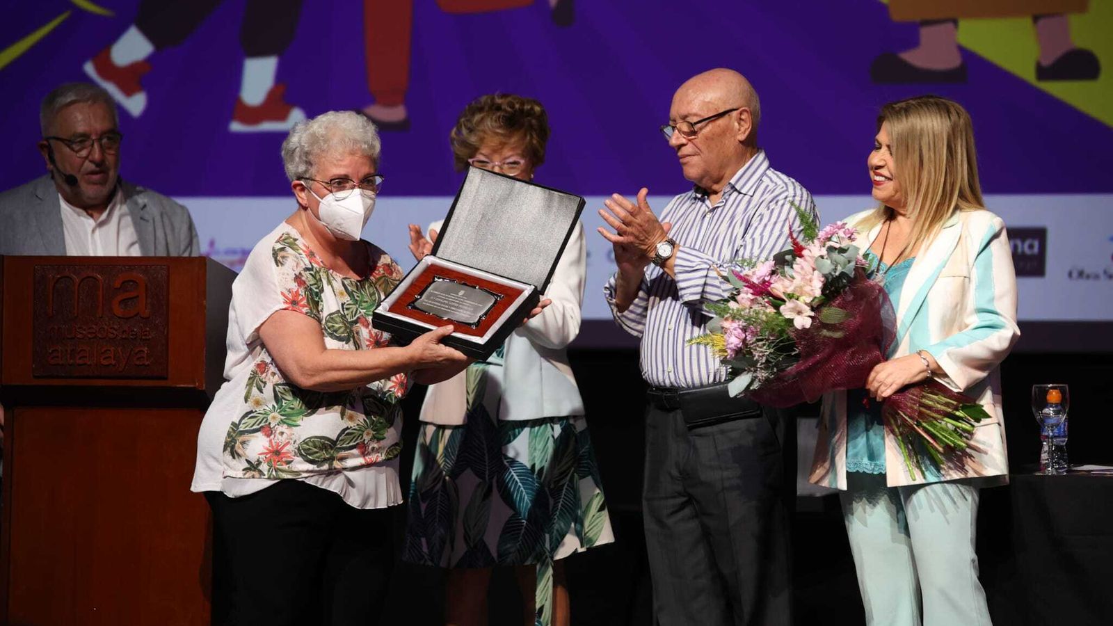 Emelina López Morejón, directora del Grupo de Teatro La Edad de Oro, con su reconocimiento.
