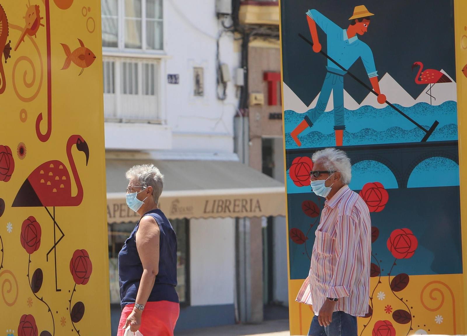 Primer día de la orden de mascarilas obligatorias en la Bahía de Cádiz