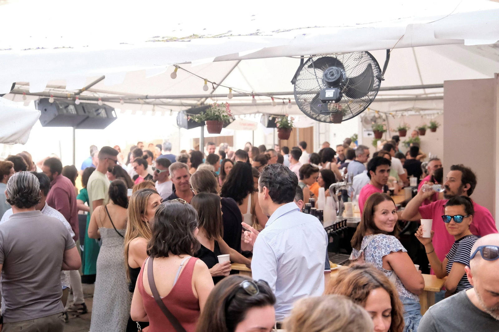 Ganas de fiesta a las puertas del fin de semana en las Cruces de Mayo de Córdoba, en imágenes