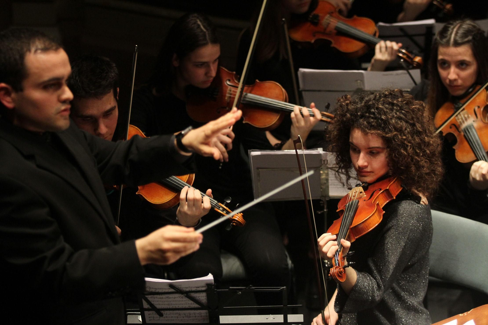 La Asociación de Industrias Químicas, Básicas y Energéticas de Huelva (Aiqbe) organiza un concierto que corre a cargo de la Orquesta Sinfónica del Conservatorio Profesional de Música de Huelva 'Javier Perianes'