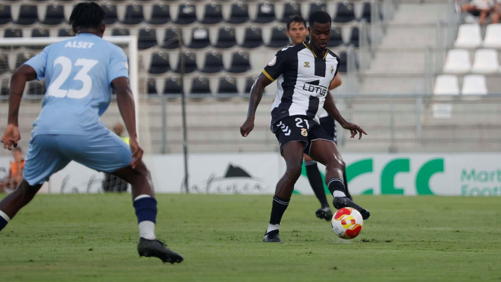 Cristian Boateng juega el balón durante un partido en el Ciudad de La Línea Cristian Boateng juega el balón durante un partido en el Ciudad de La Línea