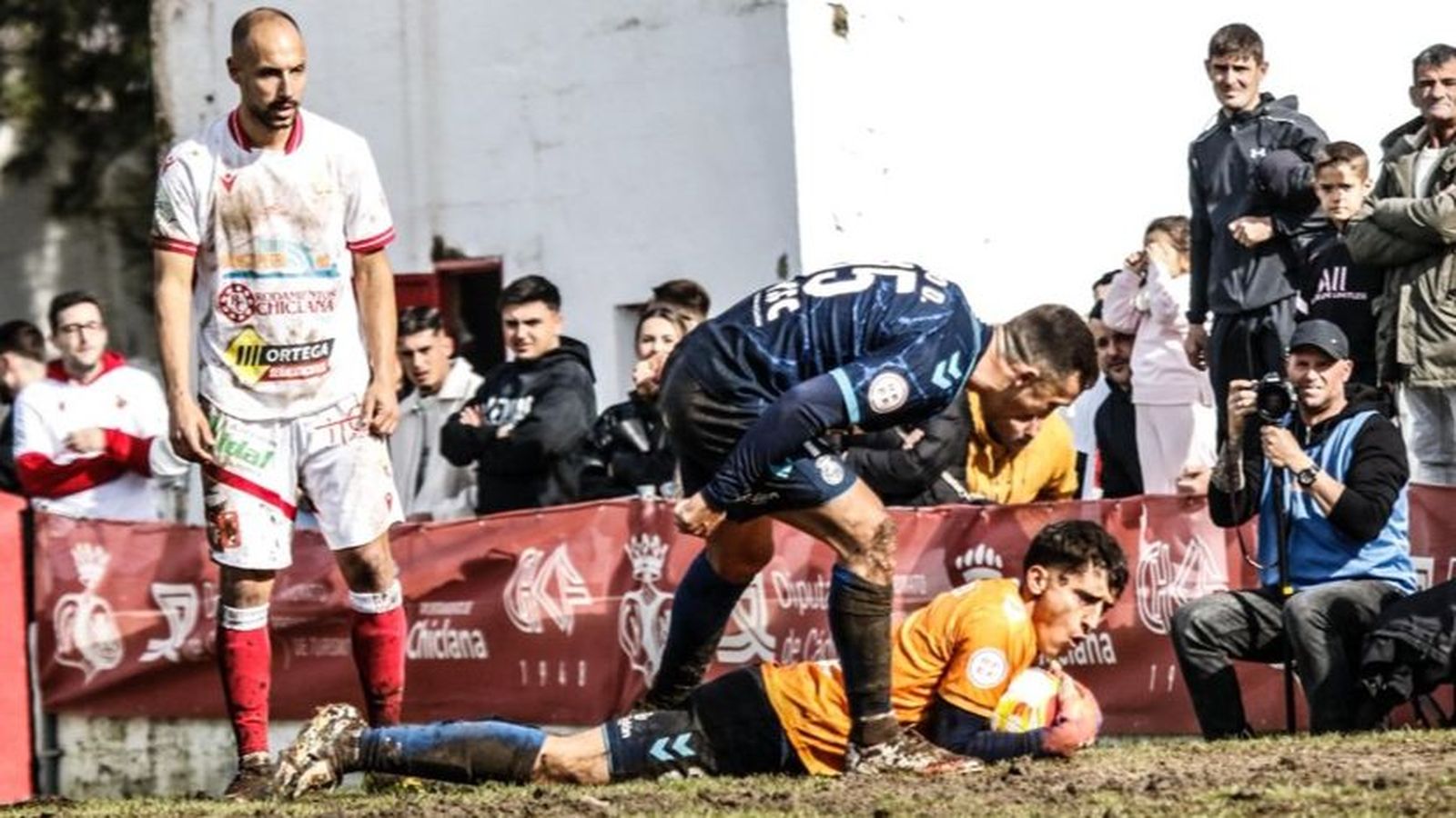 Diego Domínguez da ánimos a su compañero Chey, con el balón atrapado durante su labor como portero