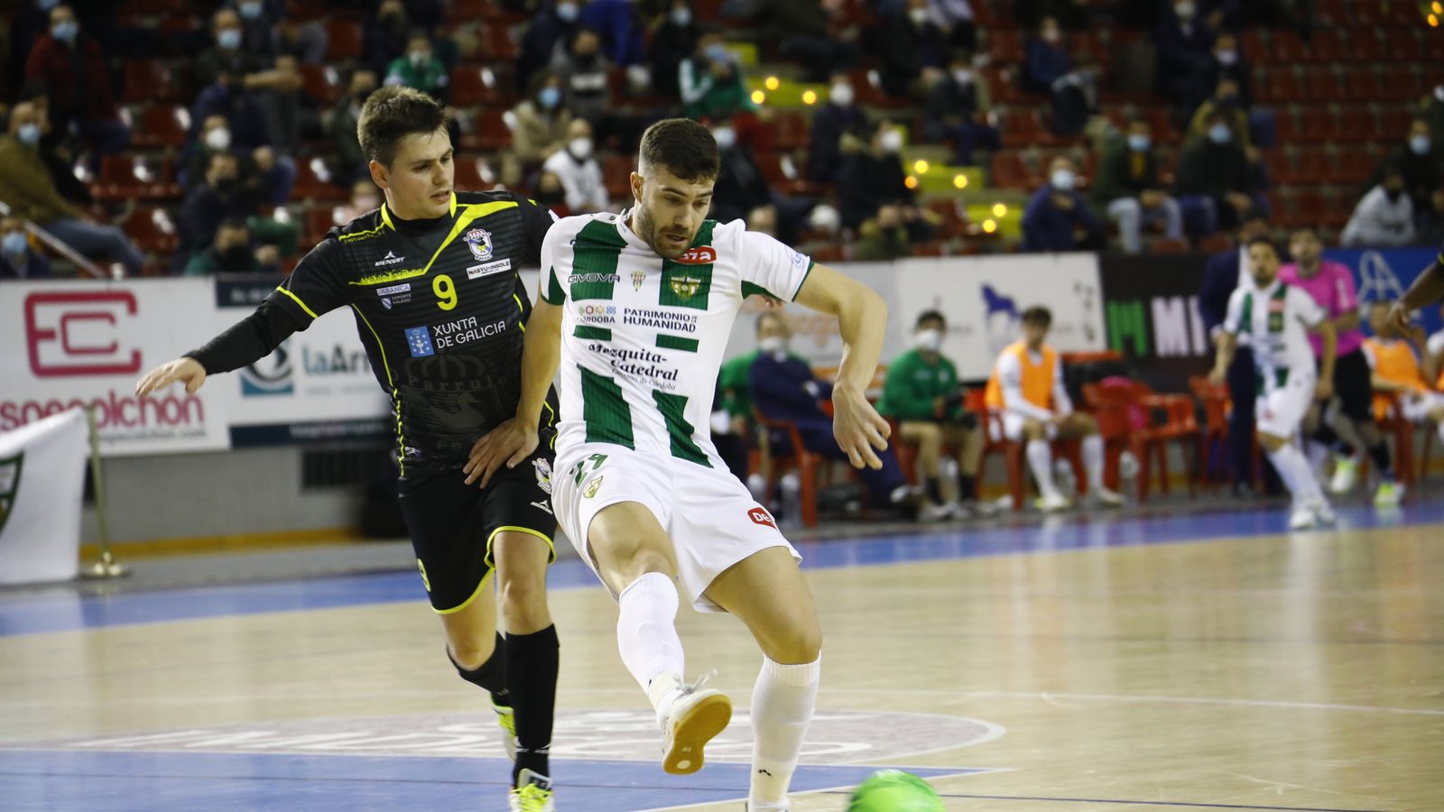 Saura aguanta la posición ante Isma, de O Parrulo.