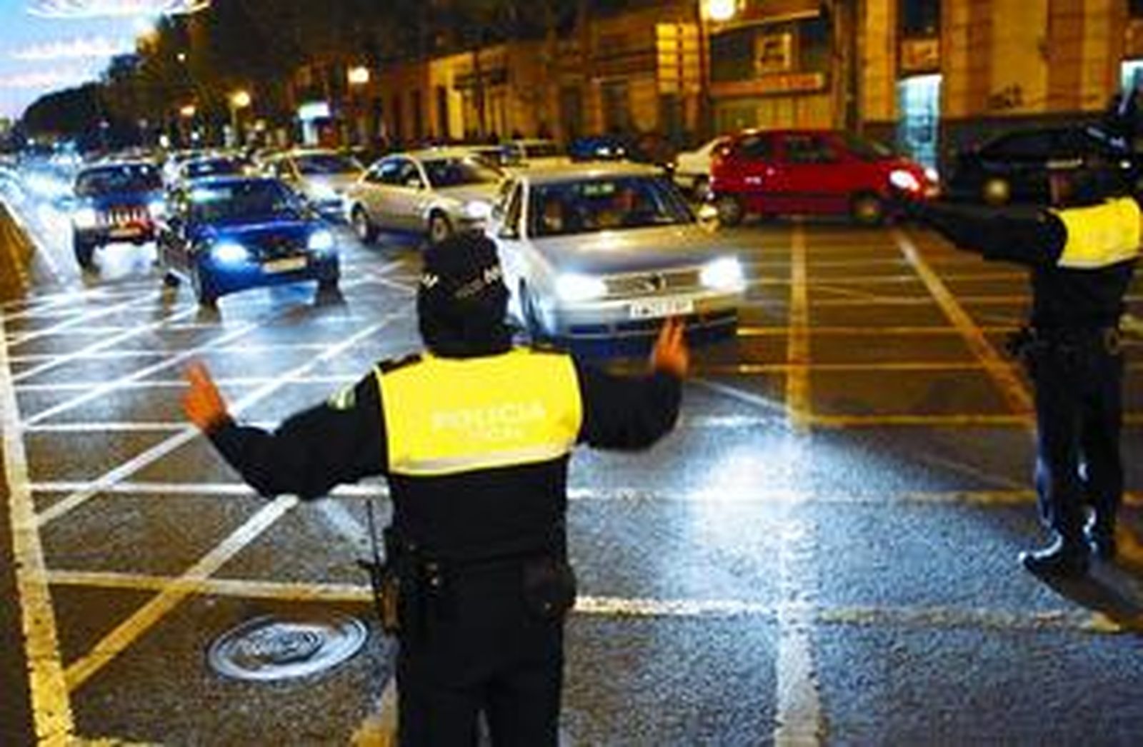 Dos agentes de la Policía Local regulan el tráfico en Reyes Católicos.