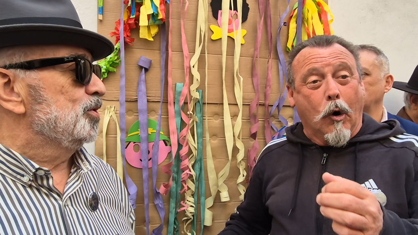 Emilio Santander y Cuqui Gatica le cantan a Antonio Martín en la calle San Vicente de Cádiz