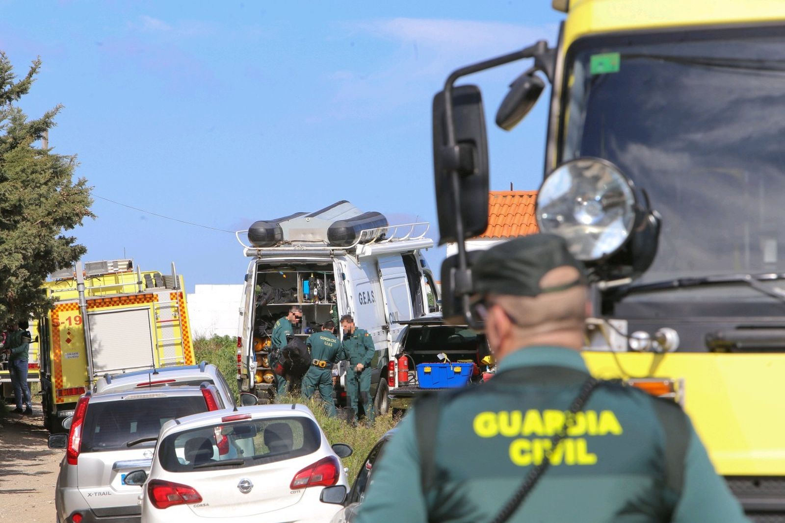 Cordón de seguridad en torno al pozo en el que se encuentra el cadáver