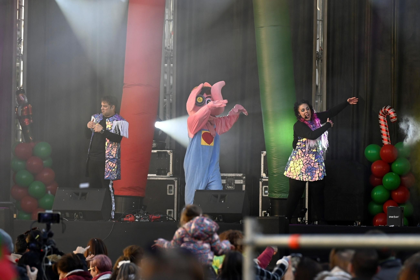 Los niños de Córdoba despiden 2024 con una fiesta infantil y campanadas en las Tendillas, en imágenes