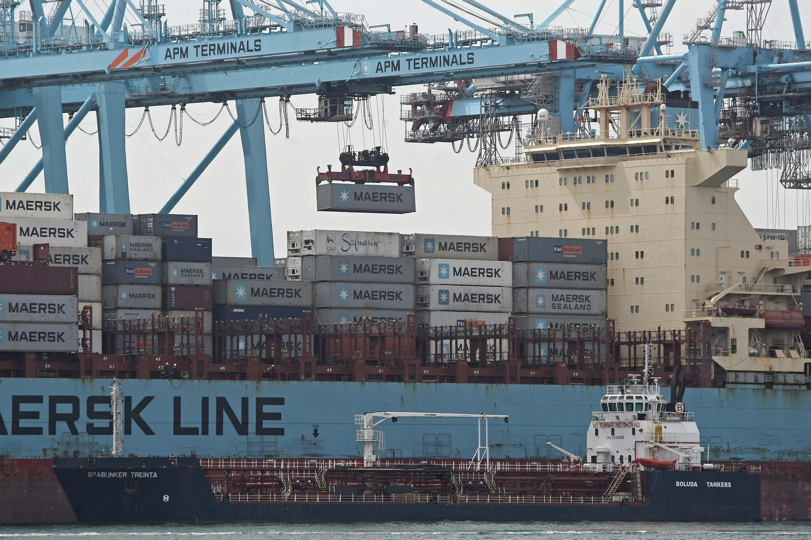 Trasiego de contenedores en un buque en el Puerto de Algeciras.
