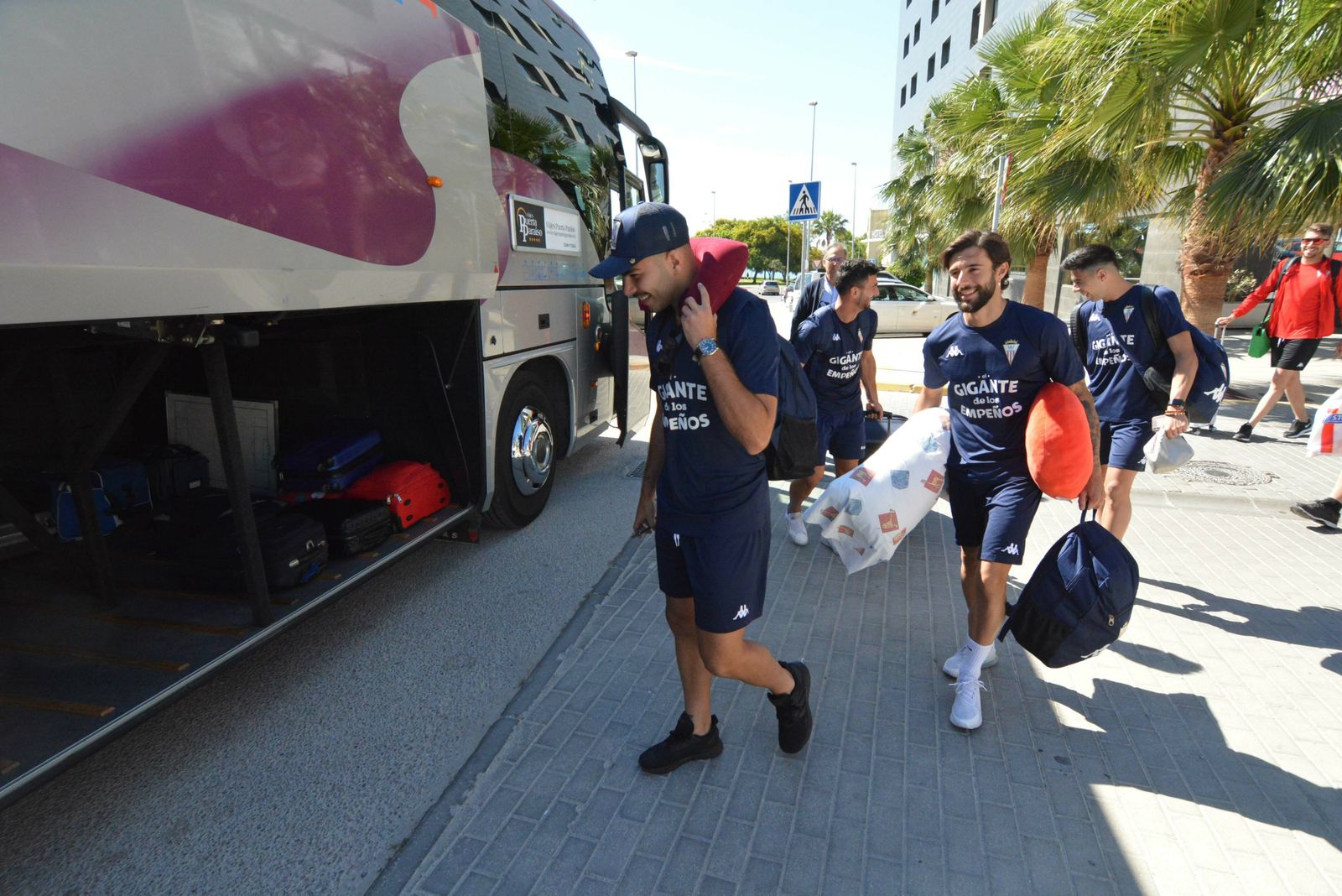 Pipo y Antoñito se disponen a cargar los bultos en el autobús, este sábado.