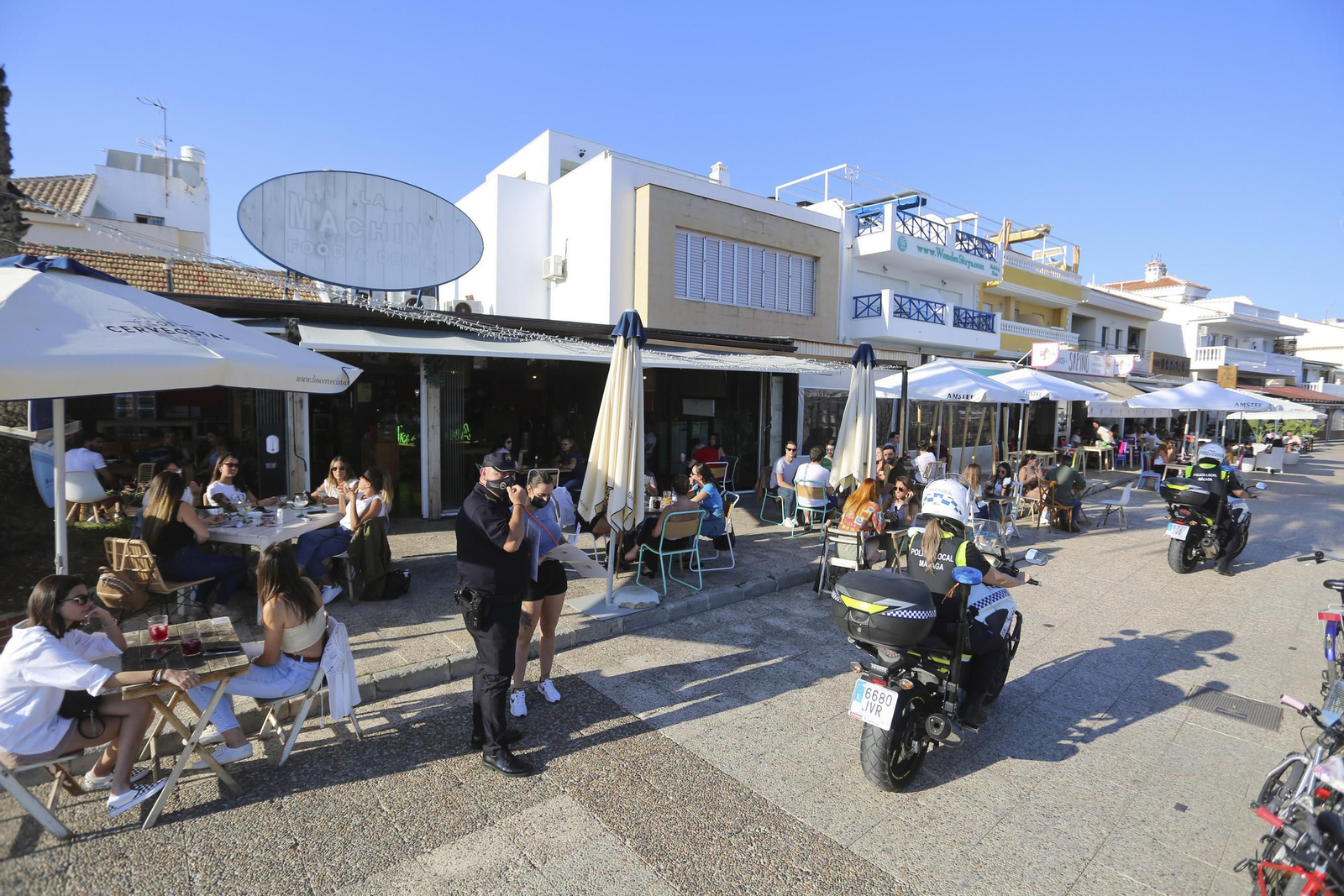 Las fotos del refuerzo policial en Pedregalejo ante su masificación
