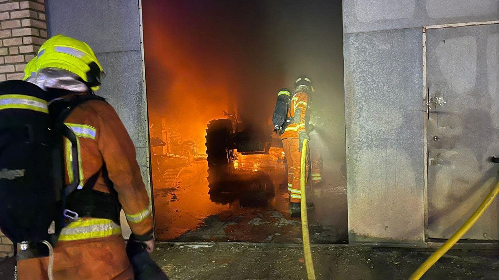 Bomberos asistiendo a un incendio.