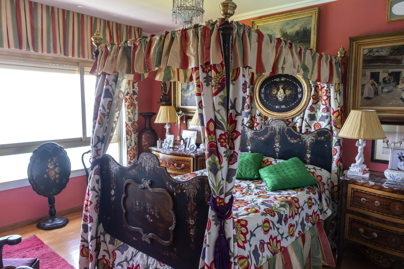 Dormitorio. Cama con dosel de papel maché angloindiala, a la que acompañan dos cómodas Carlos III.