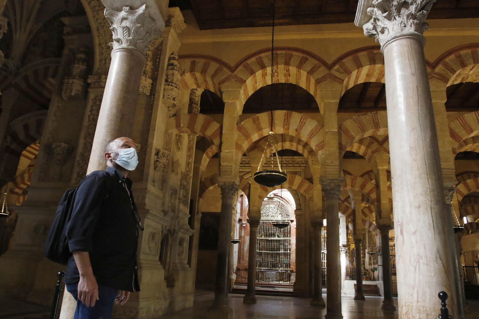 Un turista en la Mezquita-Catedral.