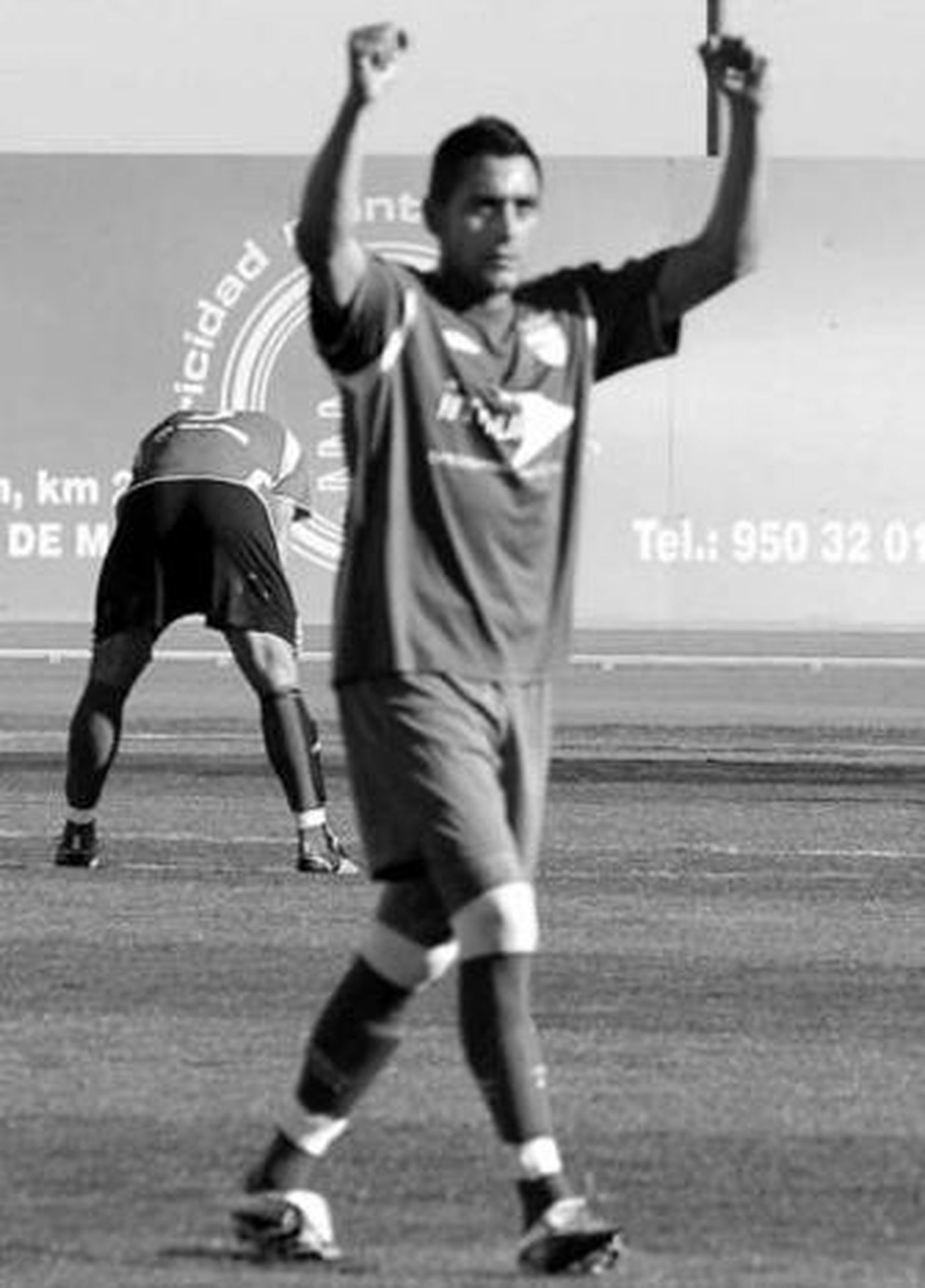 El portuense Vázquez festeja el triunfo conseguido en el terreno del Roquetas.