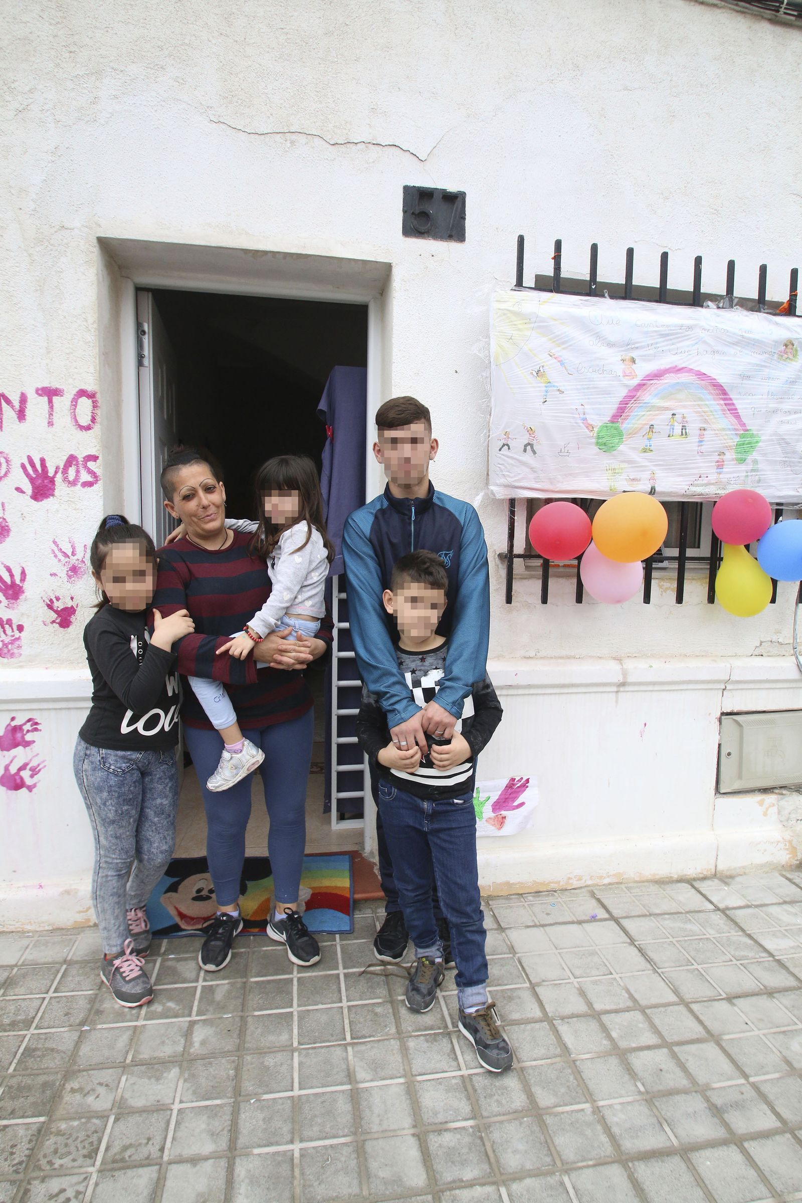 Lucía con sus cuatro niños, en la casa en la que viven de okupas en plena Carretera de Sierra Alhamilla.