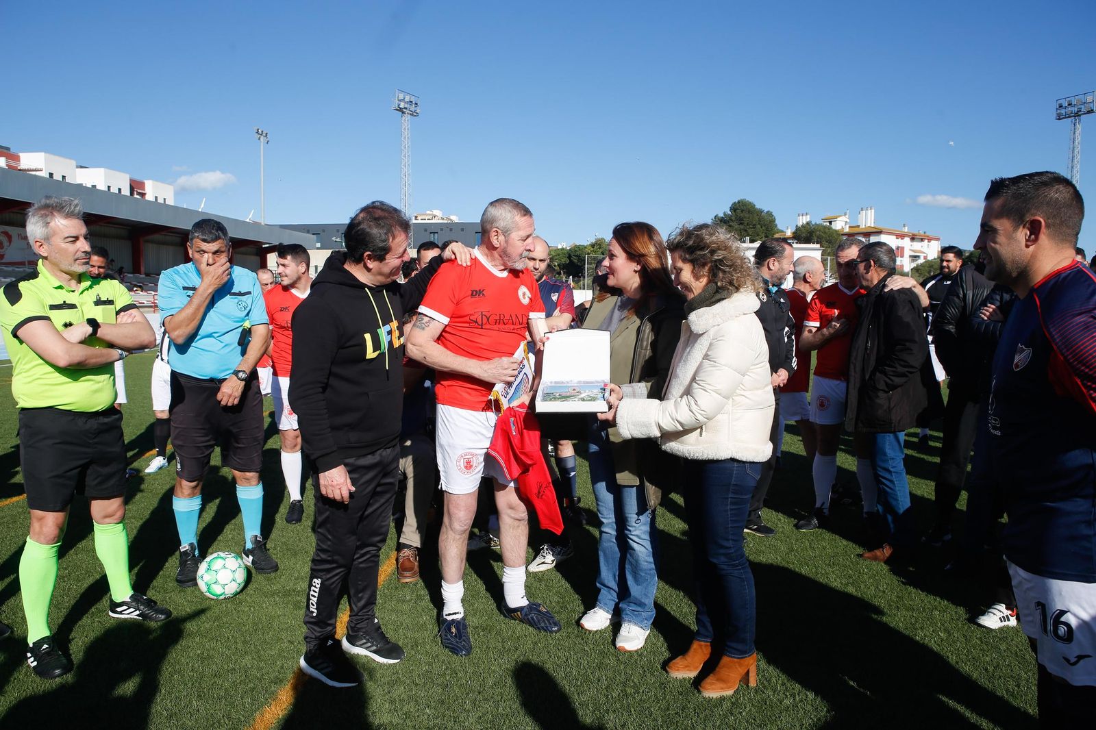Las fotos del homenaje al exfutbolista sanroqueño Armando Hernández
