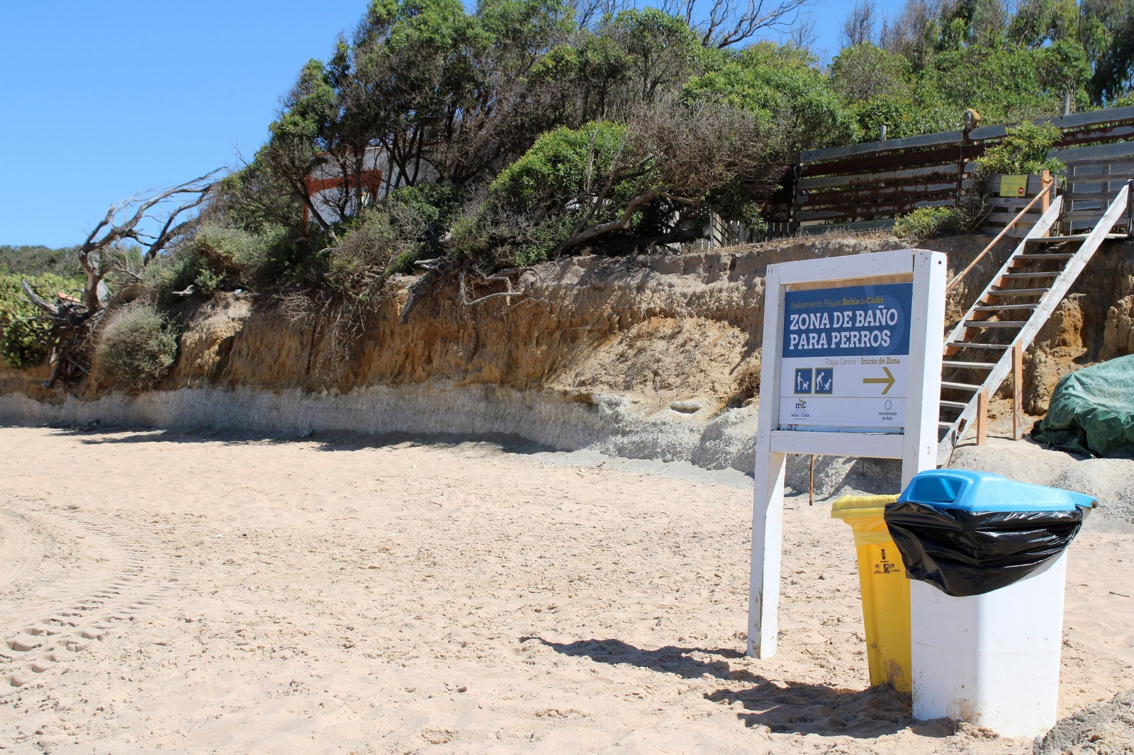 Cartelería de la playa canina de Rota.