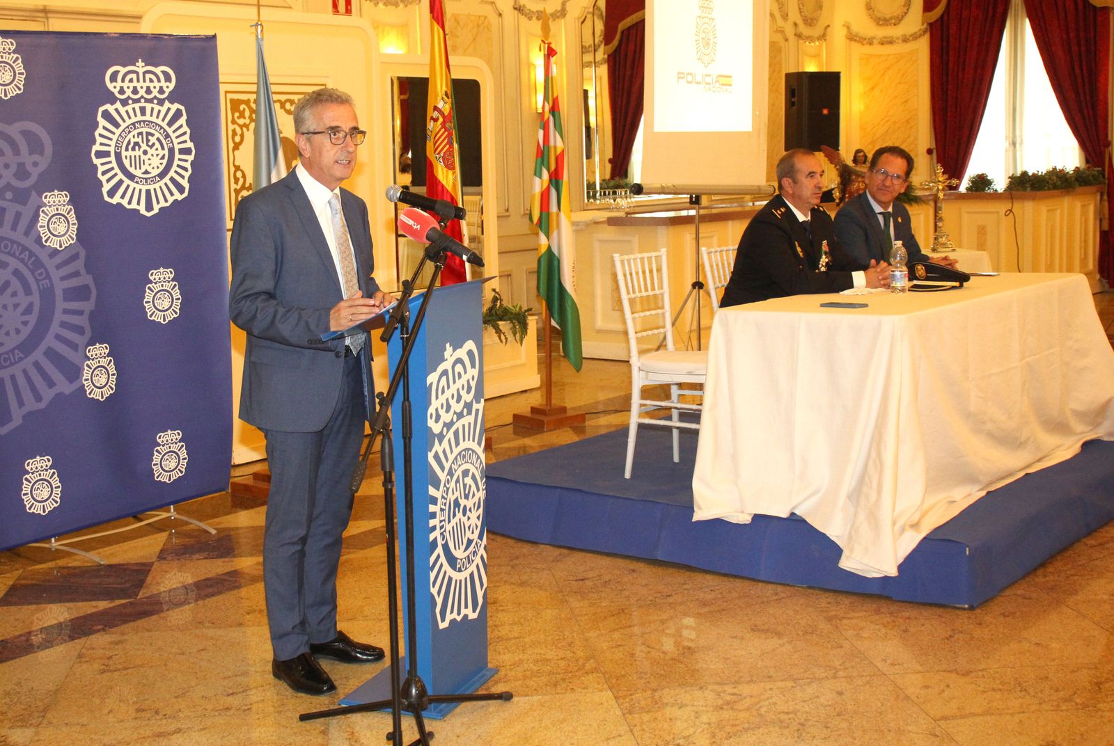La celebración de la festividad de la Policía Nacional en Lucena, en imágenes