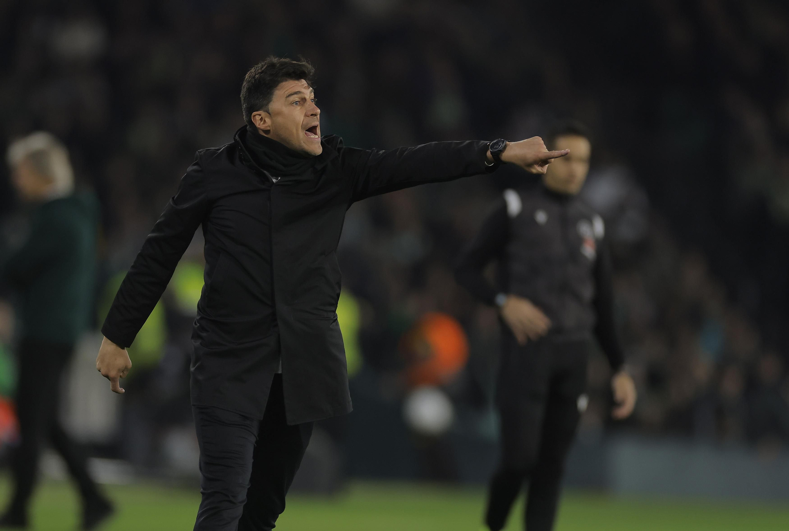 Alexander Medina da instrucciones a sus jugadores en el partido ante el Real Betis.