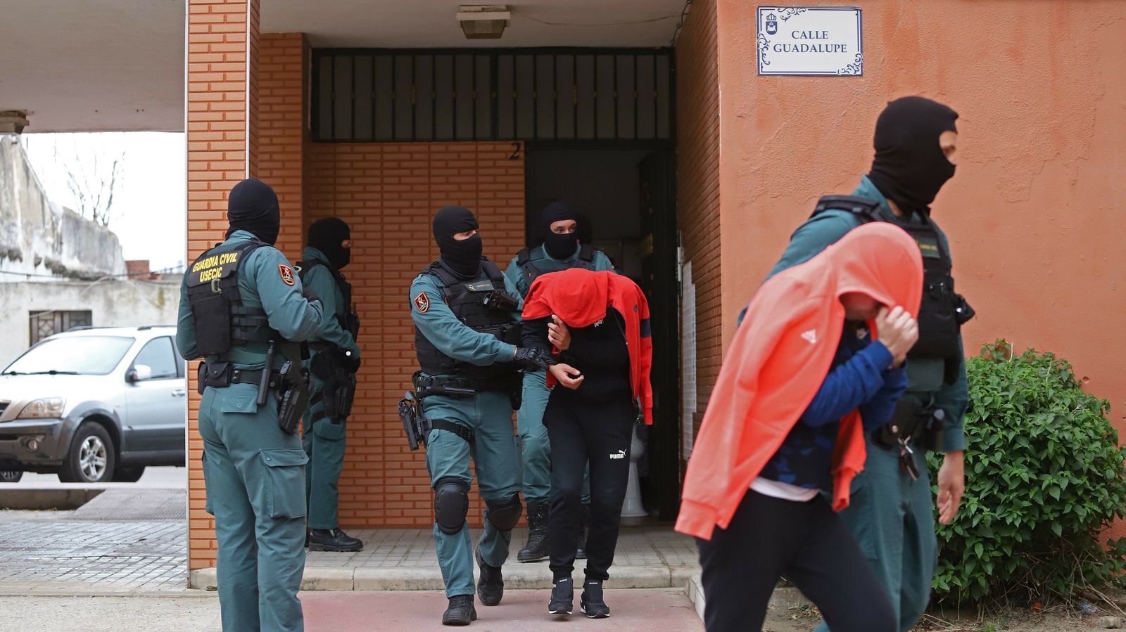 Fotos del registro de la Guardia Civil en la calle Guadalupe de La Línea
