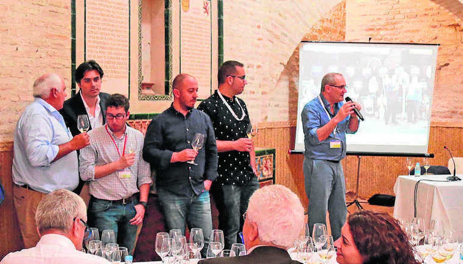 1. Willy Pérez y Ramiro Ibáñez (De la Riva) en una cata de Vinoble junto a otros jóvenes enólogos del Marco. 2. Eduardo Ojeda (Equipo Navazos) con el libro Los Nuevos Viñadores de Luis Gutiérrez. 3. El catador de Parker en España durante la revisión de los vinos del Marco el pasado mes de julio. Fotos: M.A. González, M. Aranda.