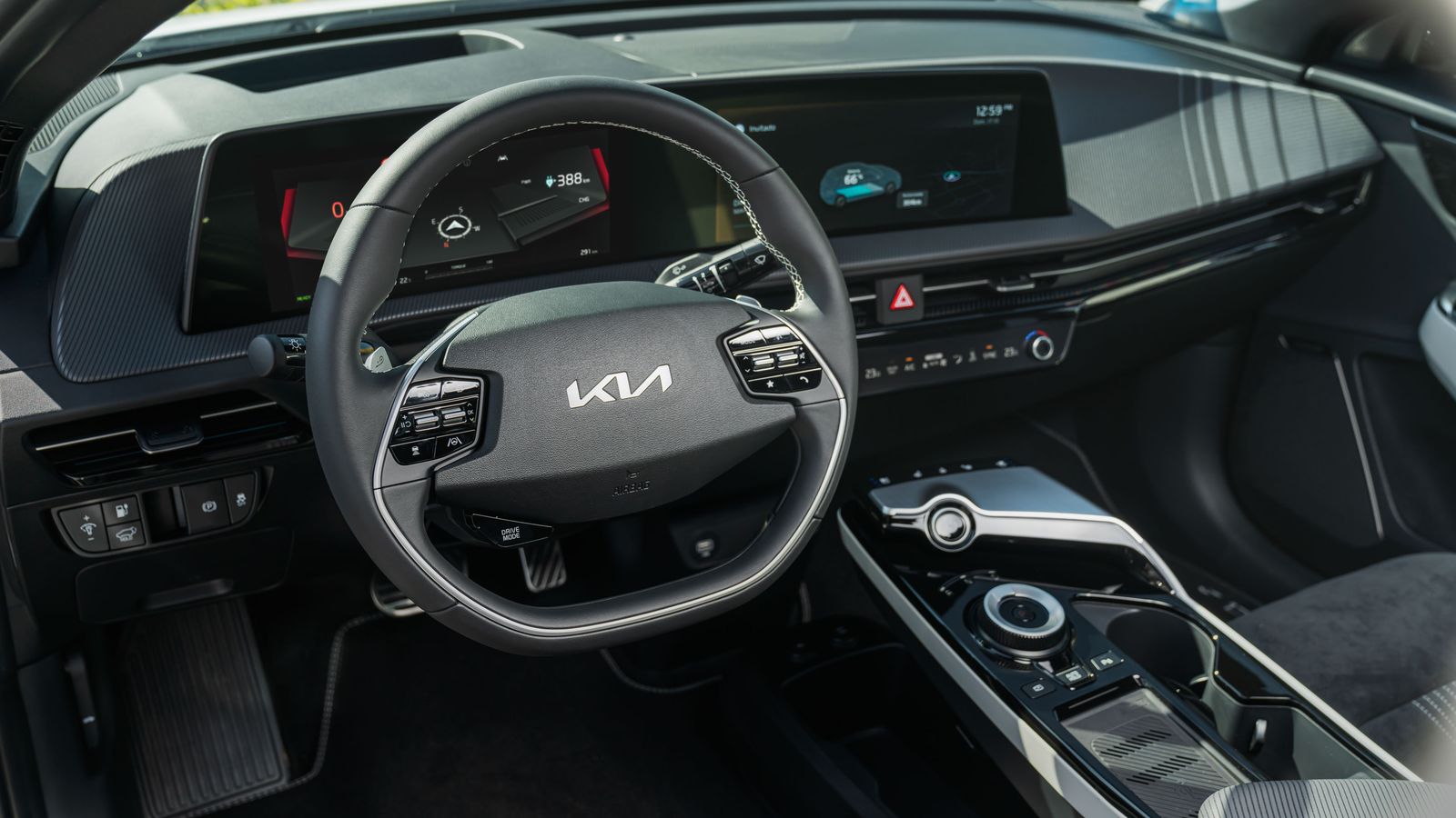 En el salpicadero de todas las unidades se sitúan dos pantallas de 12,4", una para la instrumentación con tres presentaciones distintas según el modo de conducción. En la central se sitúa el sistema de infoentretenimiento.