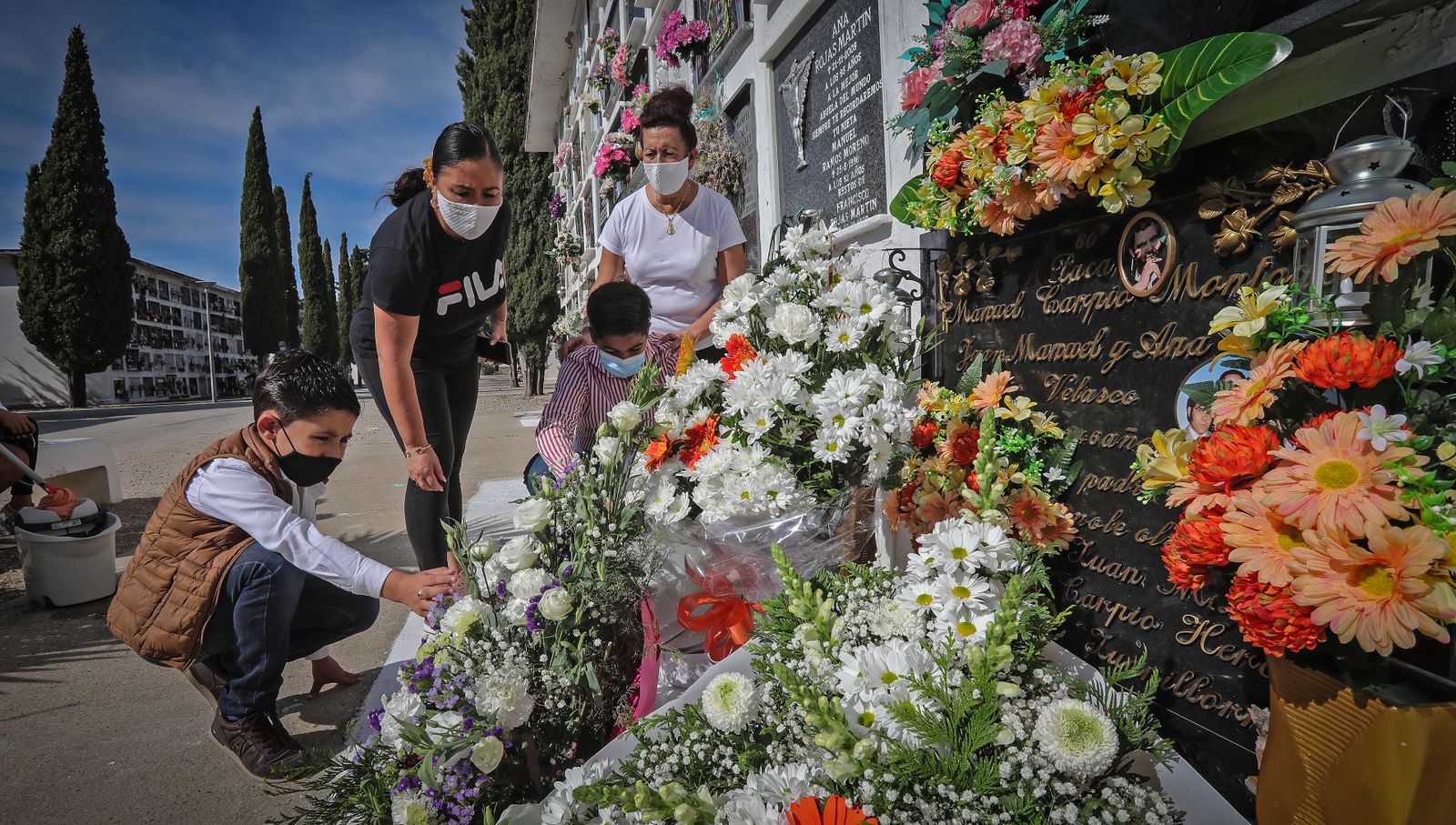 Día de Todos los Santos en el cementerio de Jerez
