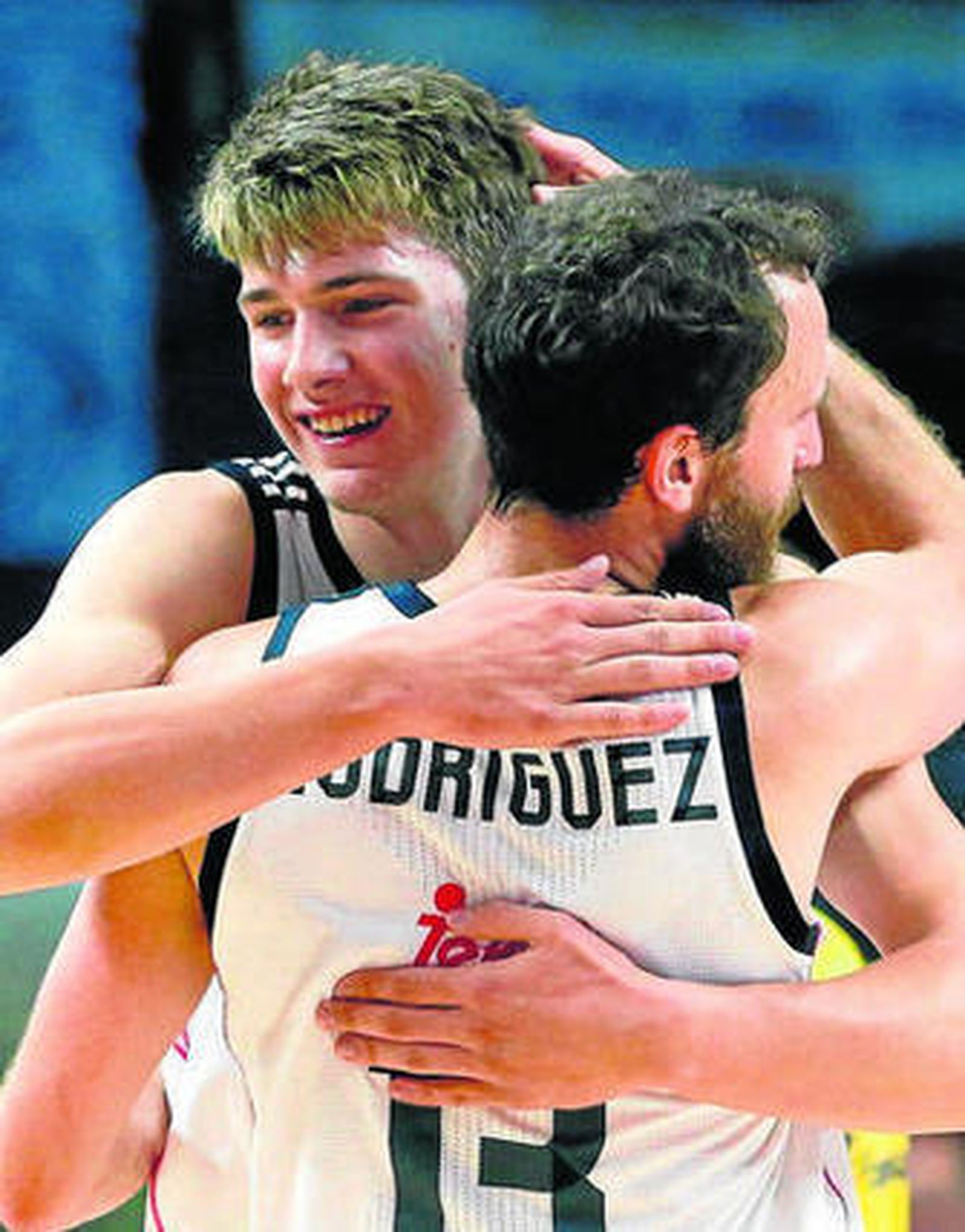 Doncic se abraza a Sergio Rodríguez.