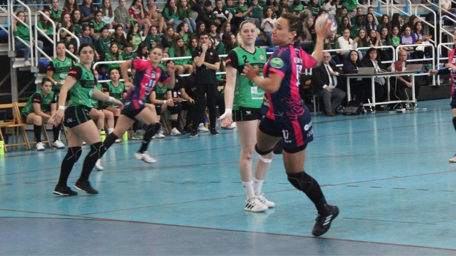 Campigli lanza a portería.