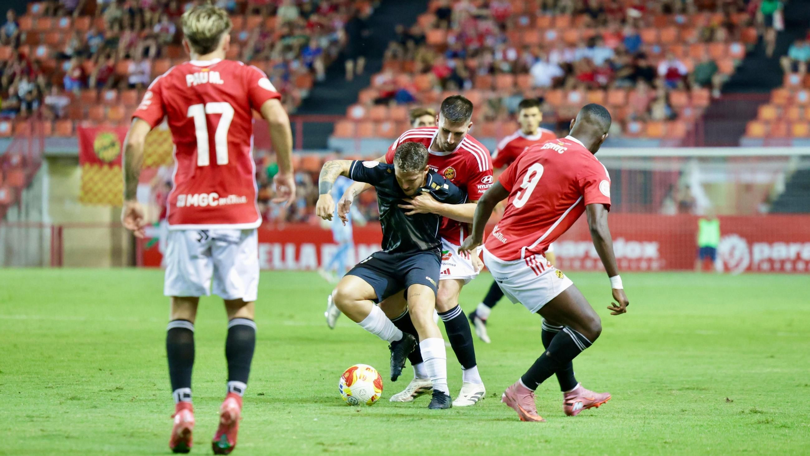 El algecirista Juanma, sujetado por un rival del Nàstic en Tarragona.