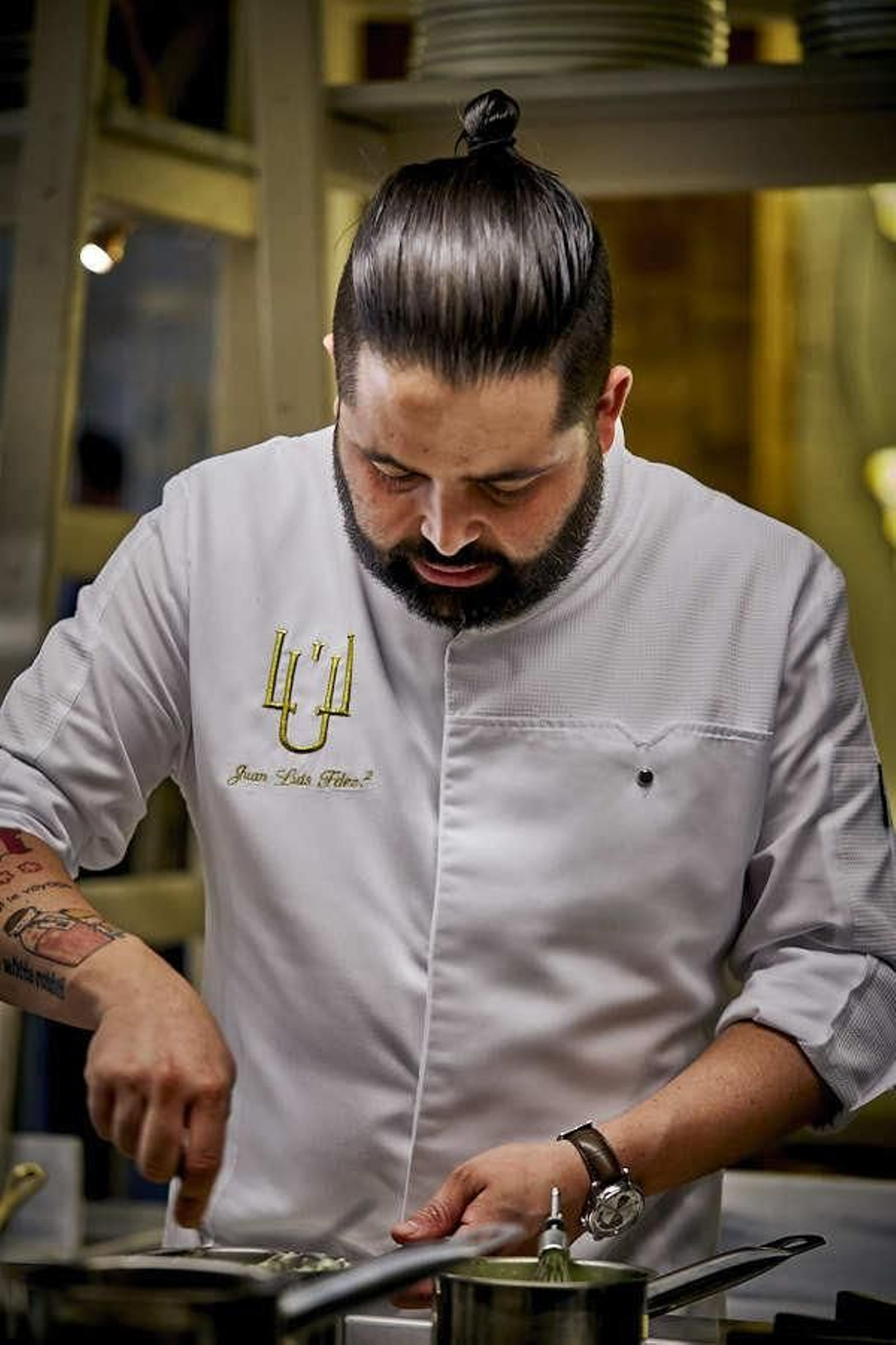 Juan Luis Fernandez trabajando en una elaboración.