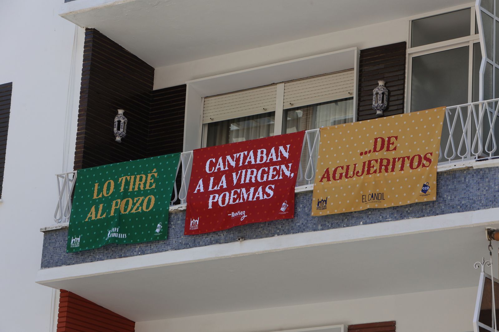 Banderolas y colgaduras en los balcones de Los Remedios