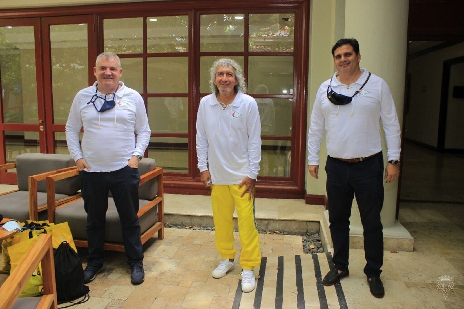 Mágico, entre Vizcaíno y Contreras en un encuentro de los dirigentes cadistas con el ex jugador.