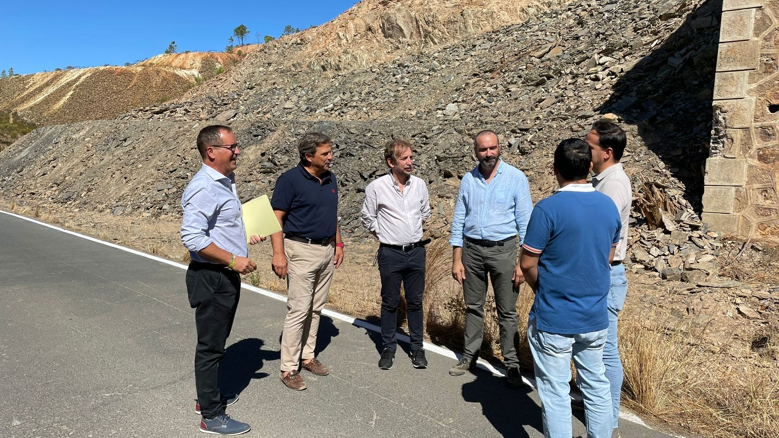 Visita a la carretera finalmente reparada.