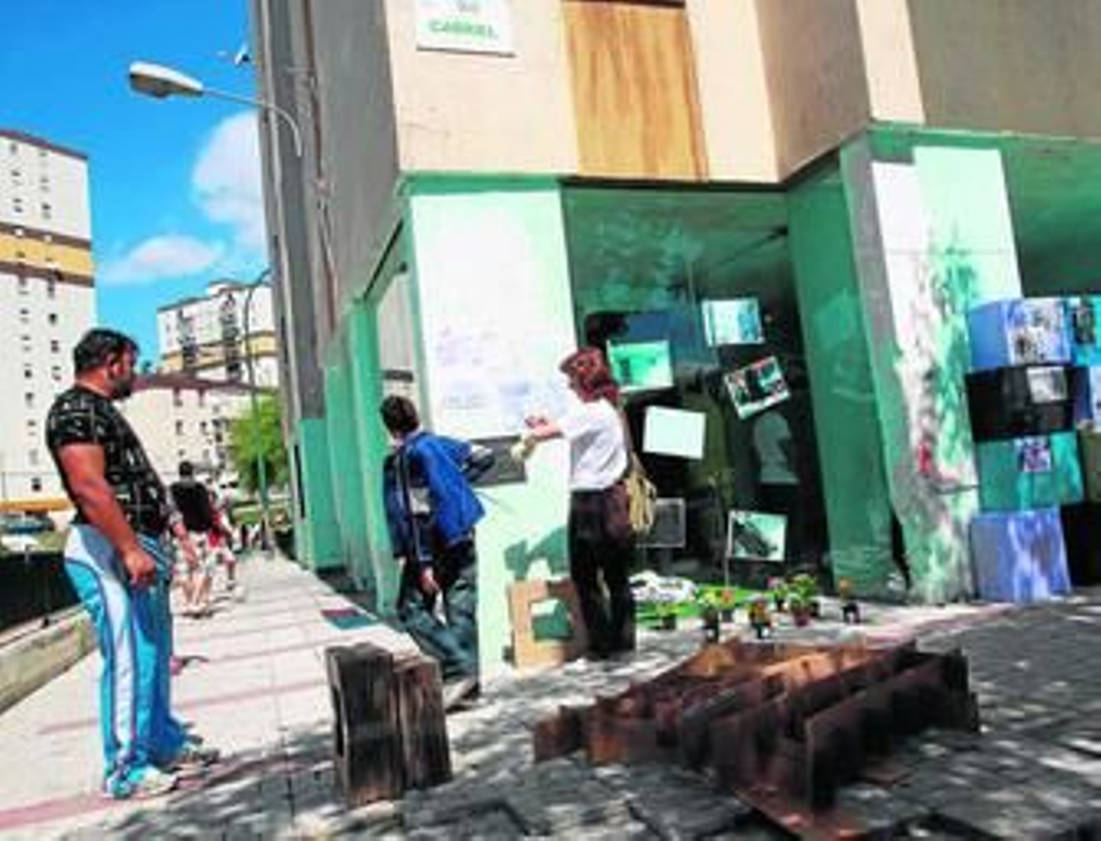 El portal de Cabriel, 27, punto de encuentro entre los estudiantes de la Escuela de Arquitectura de Granada y los vecinos de Palma-Palmilla.