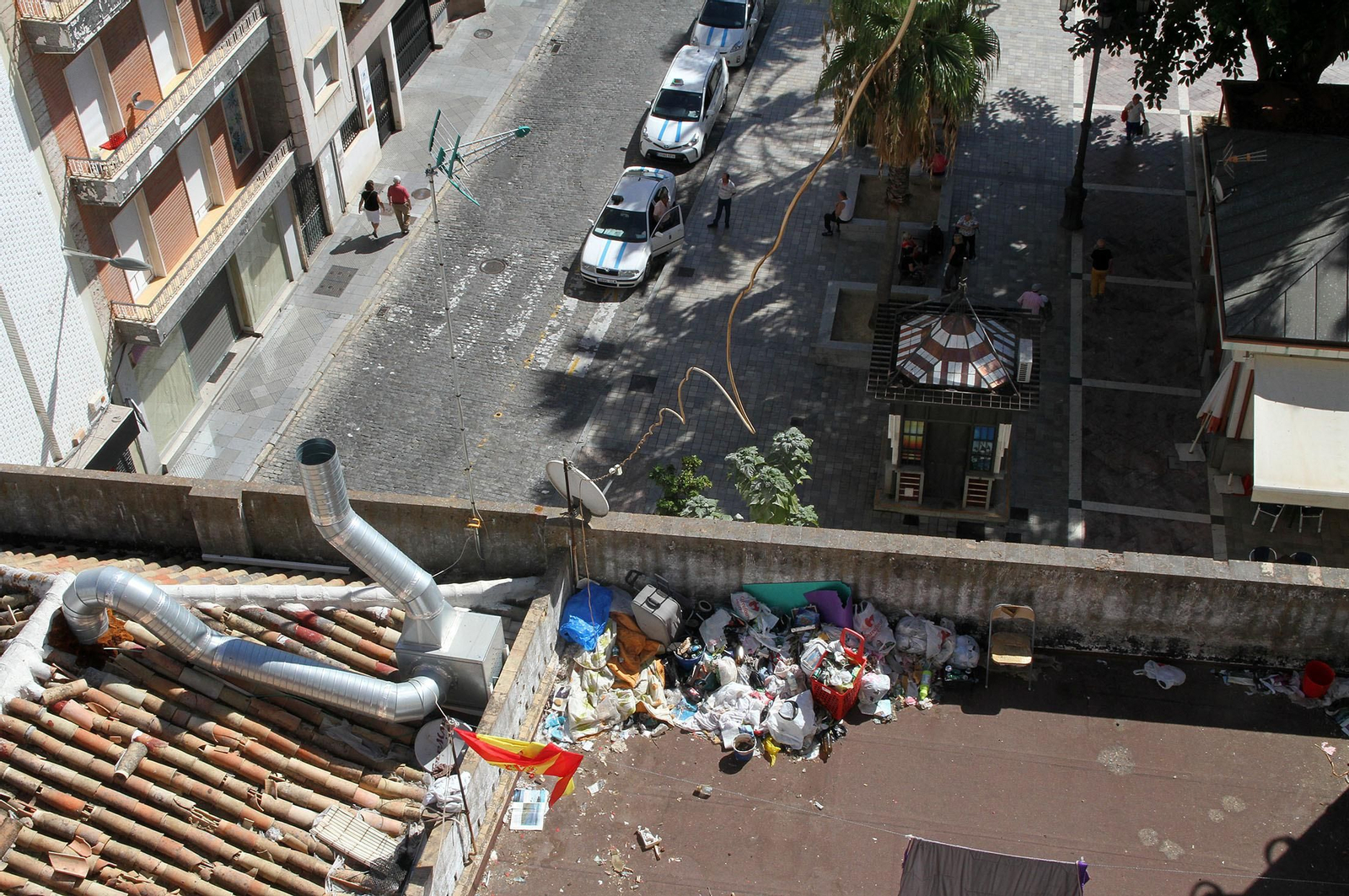 Bolsas con basura y objetos recogidos de las calles se acumulan en la cubierta del edificio número 1 de la calle Méndez Núñez, que hace esquina con la Plaza de las Monjas. Bolsas con basura y objetos recogidos de las calles se acumulan en la cubierta del edificio número 1 de la calle Méndez Núñez, que hace esquina con la Plaza de las Monjas.