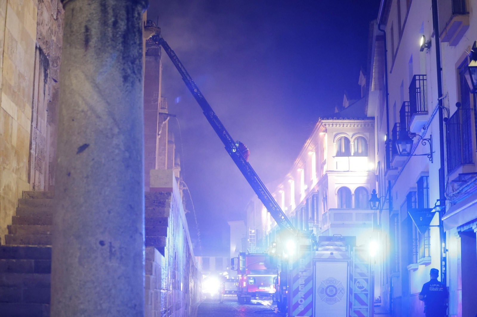 Las fotos del incendio en la Mezquita-Catedral de Córdoba