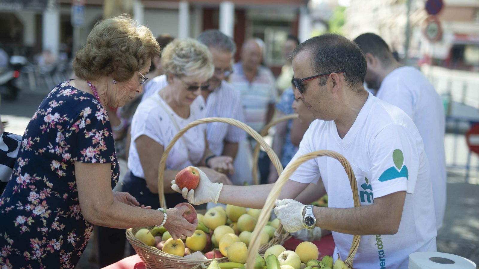 Gonzalo Pérez reparte fruta.