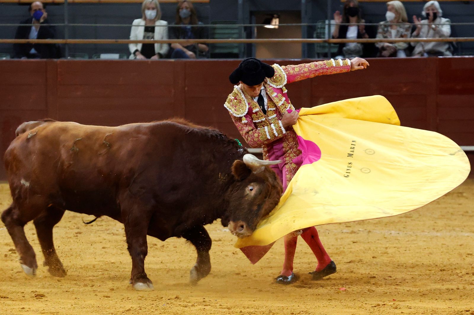Ginés Marín con el capote durante el primer festejo de la Feria de San Isidro.