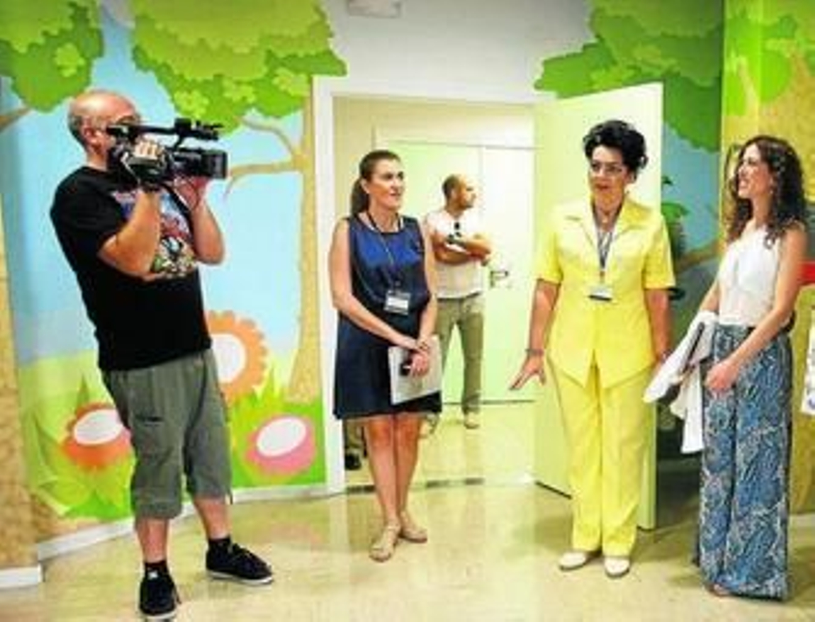 La delegada territorial de Salud (a la derecha) junto a la gerente del hospital, en una visita este verano.