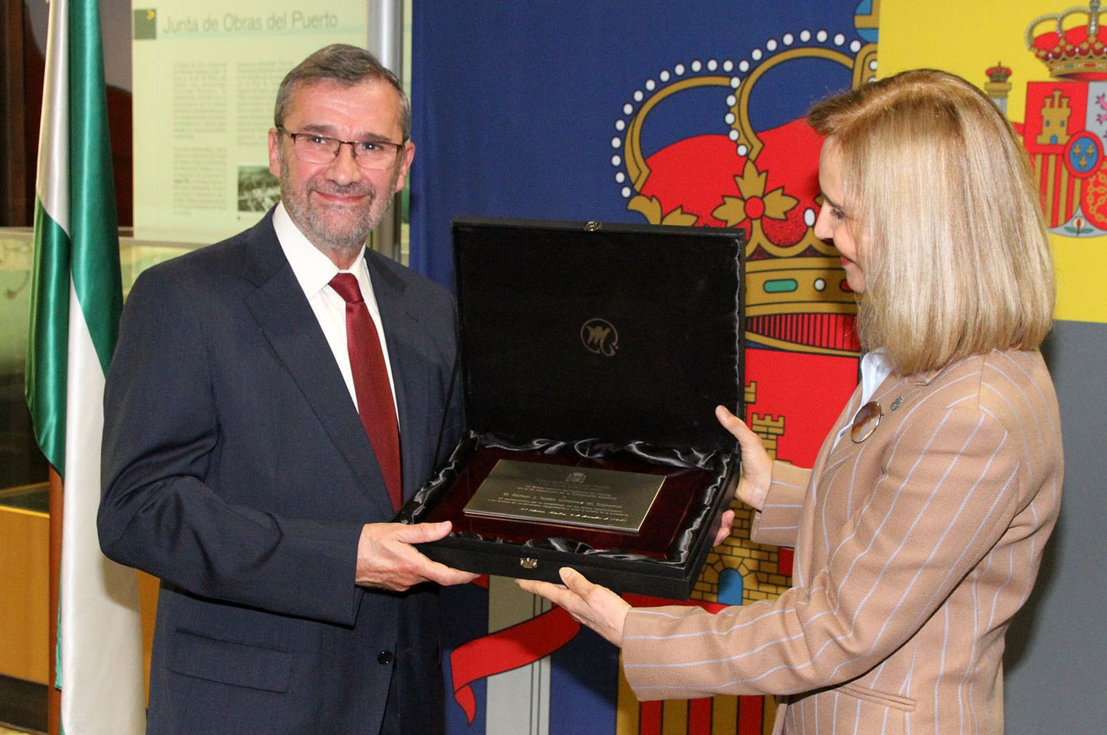 Rafael Terán recibe la placa del premio de manos de Manuela Parralo.