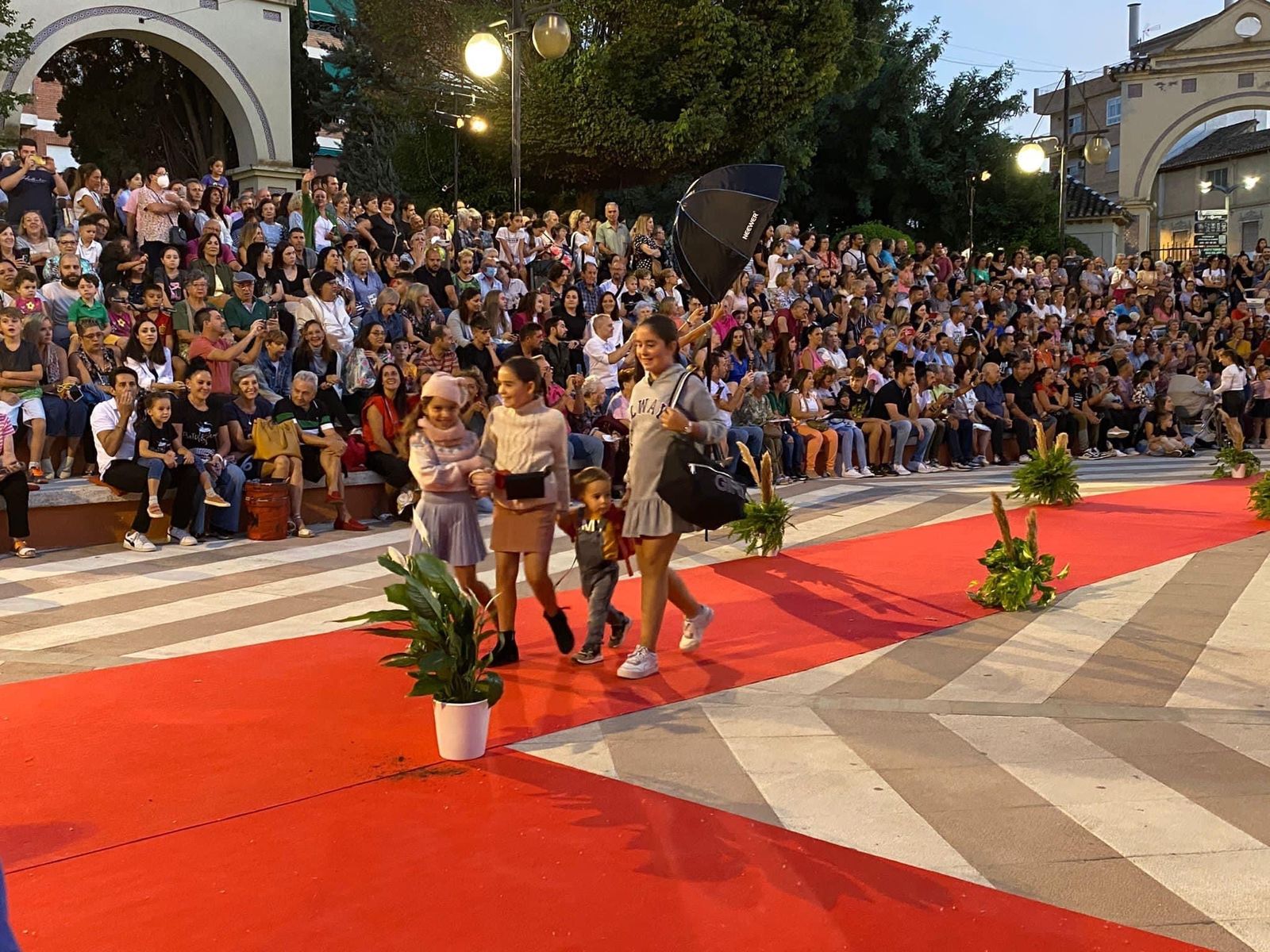 Miles de vecinos disfrutan de la primera pasarela de moda para promocionar los comercios de La Zubia