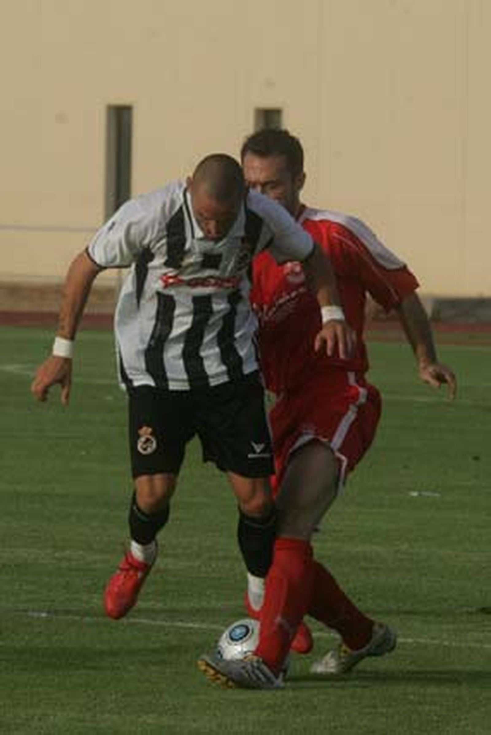 Balompédica y San Roque evidencian su falta de rodaje en la primera prueba de la pretemporada para ambos

Foto: J. M. Quinones