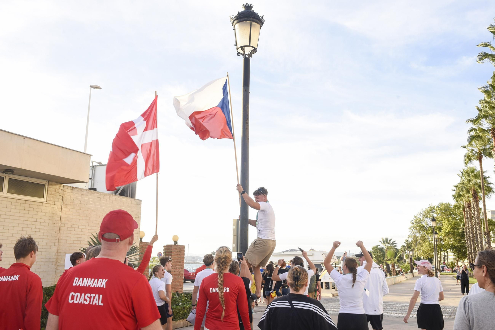 Las fotos del desfile de participantes de la Copa de la Juventud Europea de remo beach sprint de La Línea