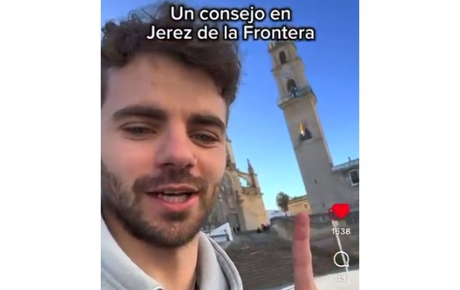 Román Socias, de El Viaje de Romancito, junto a la Catedral de Jerez.