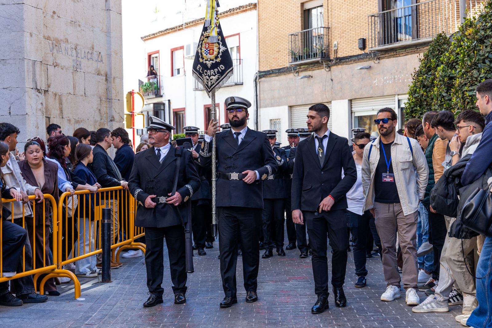 La tarde del Jueves Santo llena de cruces y capirotes el centro